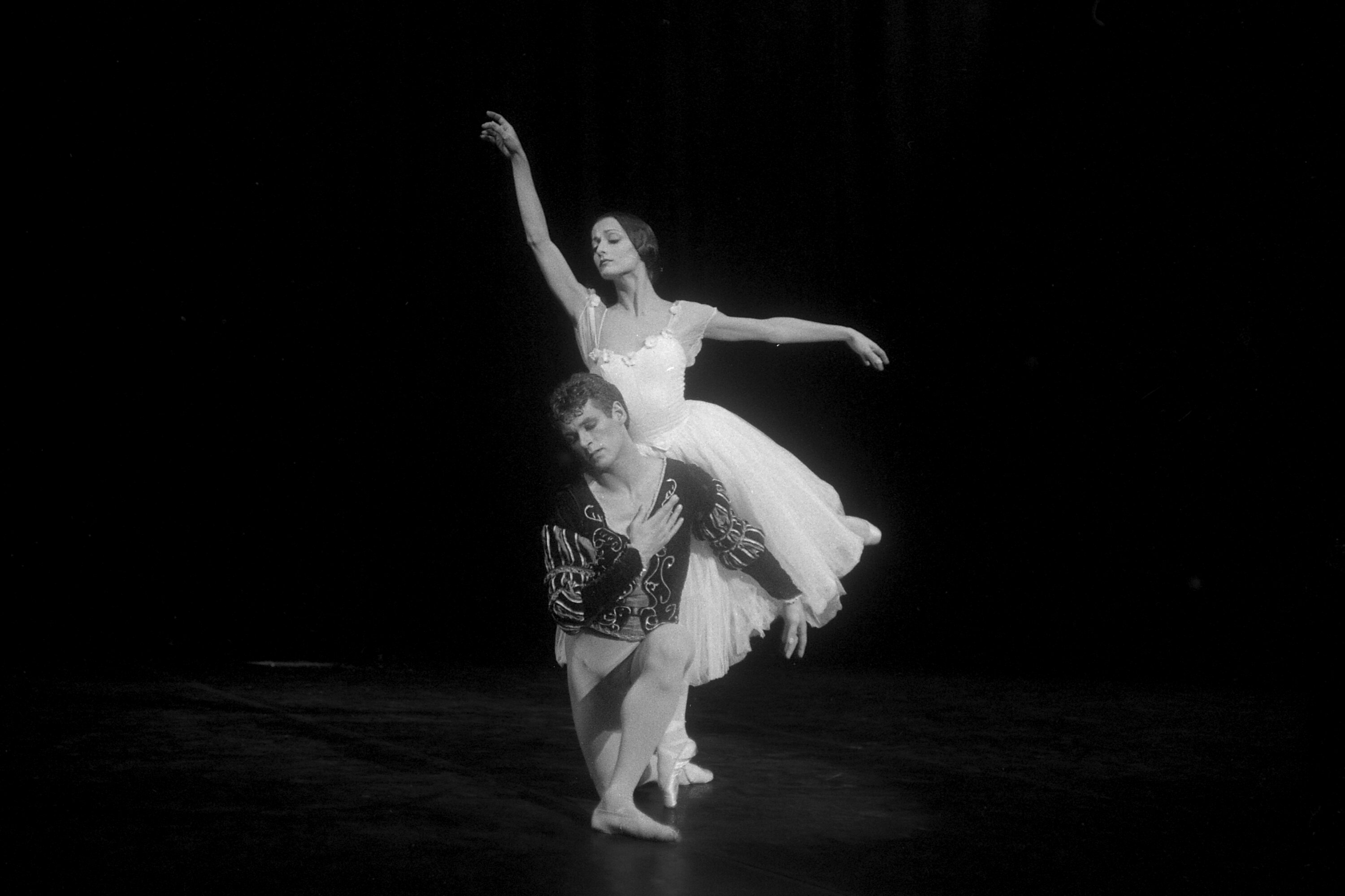 Monique Loudières et Patrick Dupond, 1985, Théâtre André Malraux, Rueil-Malmaison. Fonds Jean-Marie Gourreau-Médiathèque du CND.