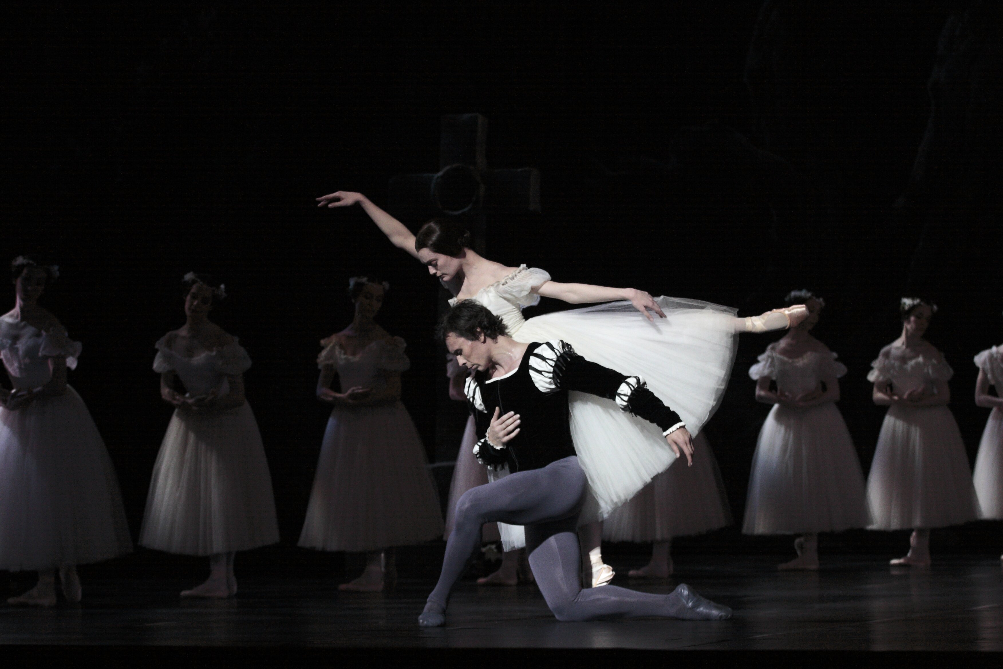 Aurélie Dupont et Nicolas Le Riche, Ballet de l'Opéra de Paris, 2006. Fonds Marion-Valentine-Médiathèque du CND.