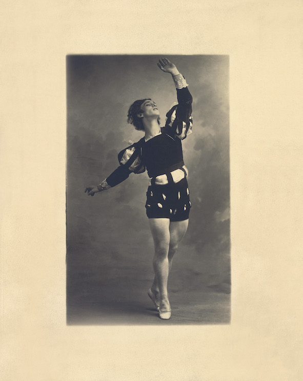 Valsav Nijinski dans Giselle de Coralli et Perrot, Ballets russes. Photo August Bert, 1910. New York Public Library.