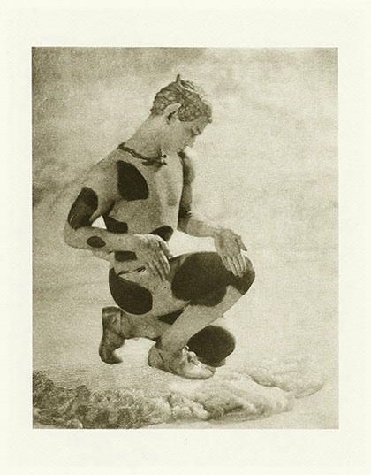 « L'Après-Midi d'un faune » de Vaslav Nijinski, 1912. Photo d'Adolphe de Meyer.