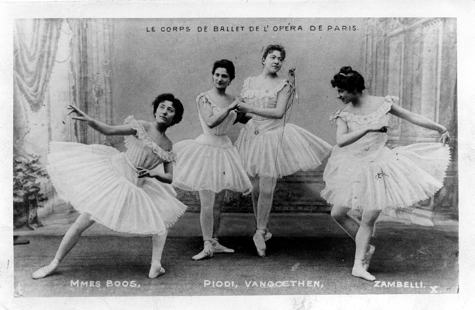 « Le corps de ballet de l'Opéra de Paris », carte postale. Médiathèque du CND. 