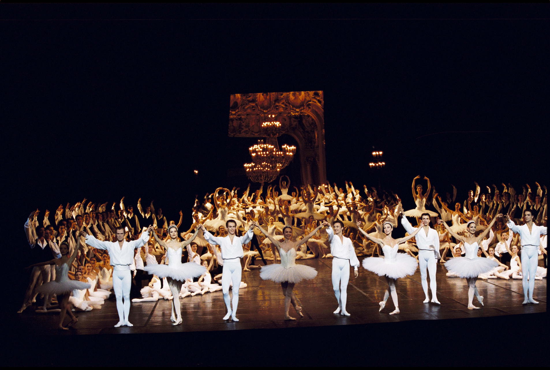 Défilé du corps de Ballet, Opéra de Paris, 2003. Photo Marion-Valentine. Médiathèque du CND.